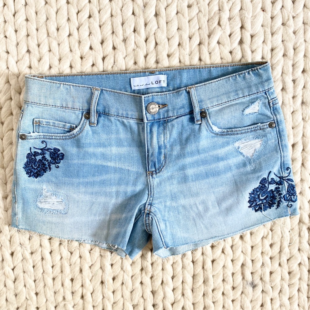 NWT LOFT Light Wash Denim Cutoff Embroidered Floral Shorts 00 24